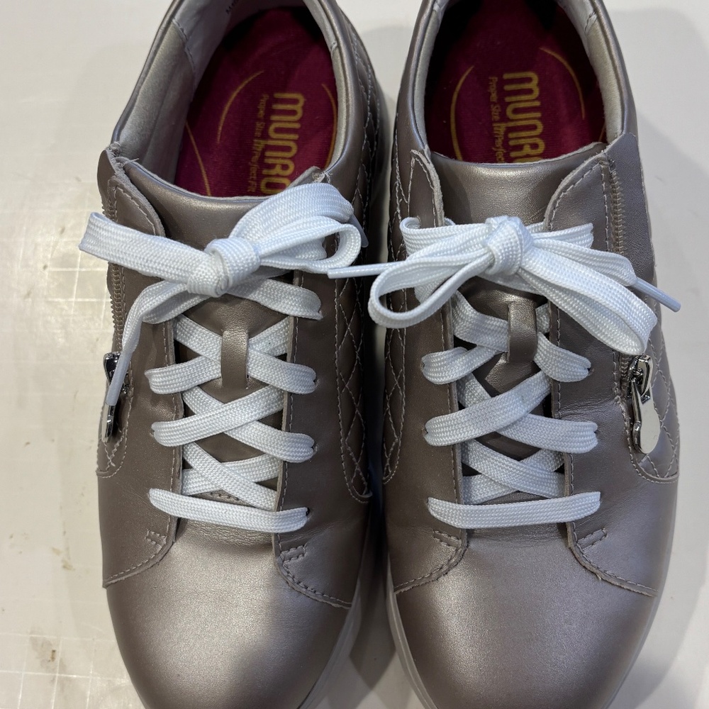 Munro Ladies Metallic taupe Quilted Leather Zip Walking Sneakers Size 7 W